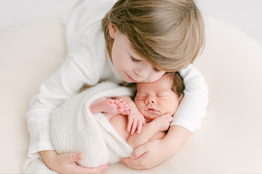 chicago newborn sibling photographer